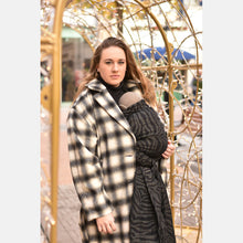 Laden Sie das Bild in den Galerie-Viewer, Yaro vävd sjal - Tiger Puffy Black Gold Cashmere Glam - 45% bomull, 45% kashmir, 5% viskos, 1% glitter - Utförsäljning!

