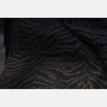 Laden Sie das Bild in den Galerie-Viewer, Yaro vävd sjal - Tiger Puffy Black Gold Cashmere Glam - 45% bomull, 45% kashmir, 5% viskos, 1% glitter - Utförsäljning!
