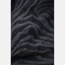Laden Sie das Bild in den Galerie-Viewer, Yaro vävd sjal - Tiger Puffy Black Gold Cashmere Glam - 45% bomull, 45% kashmir, 5% viskos, 1% glitter - Utförsäljning!
