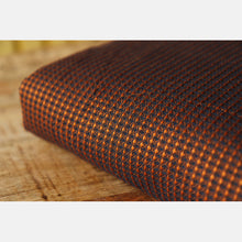 Laden Sie das Bild in den Galerie-Viewer, Yaro vävd sjal - Waffles Black Bronze - 100% bomull
