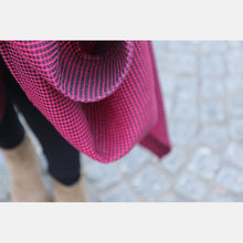 Laden Sie das Bild in den Galerie-Viewer, Yaro vävd sjal - Waffles Black Pink - 100% bomull - Begagnad
