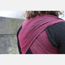 Laden Sie das Bild in den Galerie-Viewer, Yaro vävd sjal - Waffles Black Pink - 100% bomull - Begagnad

