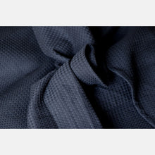 Laden Sie das Bild in den Galerie-Viewer, Yaro vävd sjal - Waffles Black - 100% bomull
